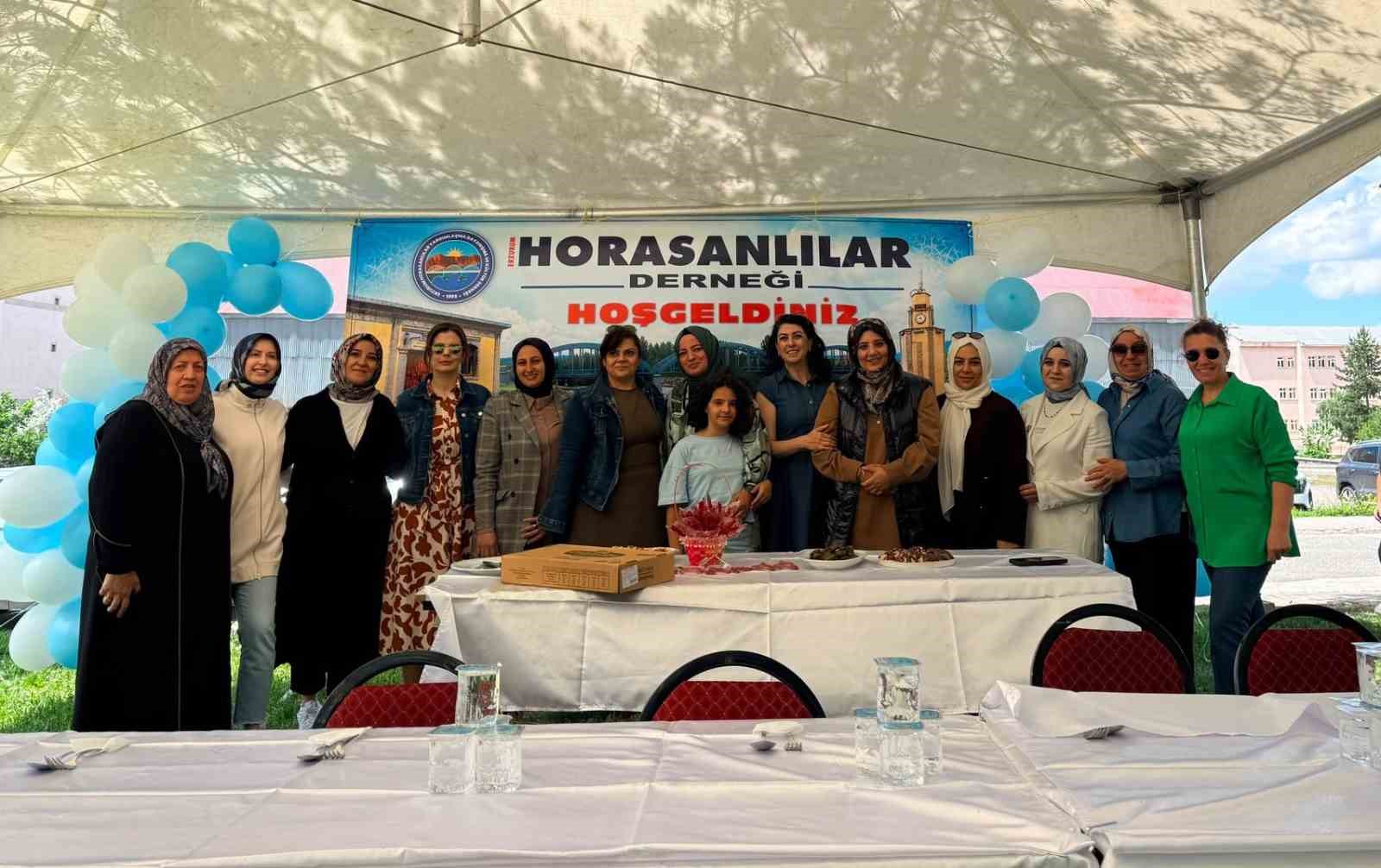 bahce-bizden-bohca-sizden-diyerek-bulustular