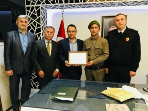 Askerde Okuryazar Oldu