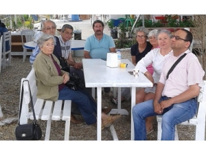 Foça’da Engelli Meclisi Üyelerinden Yaş Günü Buluşması