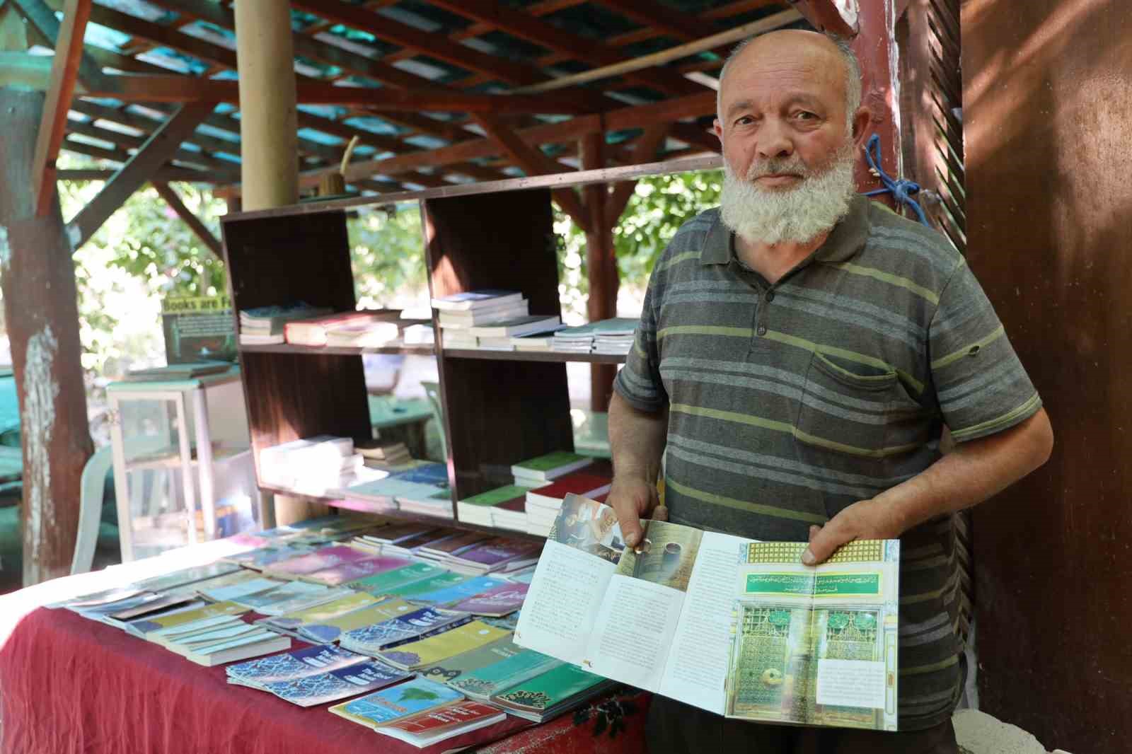 kizil-vadide-30-yildir-turistlere-15-farkli-dilde-kur-an-i-kerim-meali-dagitiyor