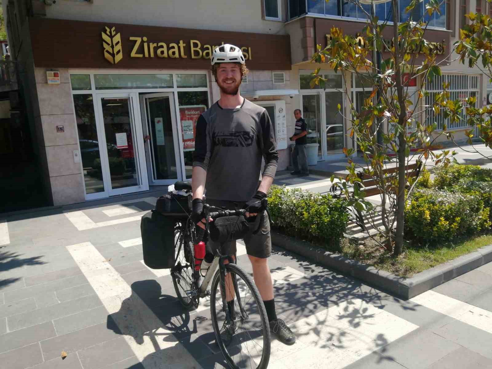 kiz-arkadasindan-ayrilinca-dunya-turuna-cikan-genc-gezgin-bir-yilda-8-bin-kilometre-pedal-cevirdi