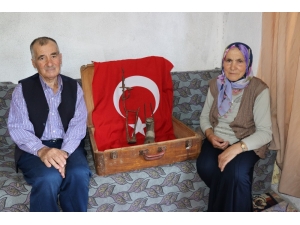 Gazi Babasının Protez Bacağını Çeyizi Olarak Taşıyor