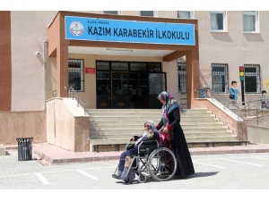 Doğuştan Engelli 52 Yaşındaki Kadının Okum Yazma Azmi