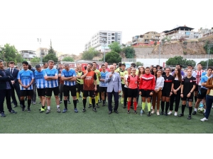 Kadın Hakemler Hem Maç Yönetti Hem Futbol Oynadı