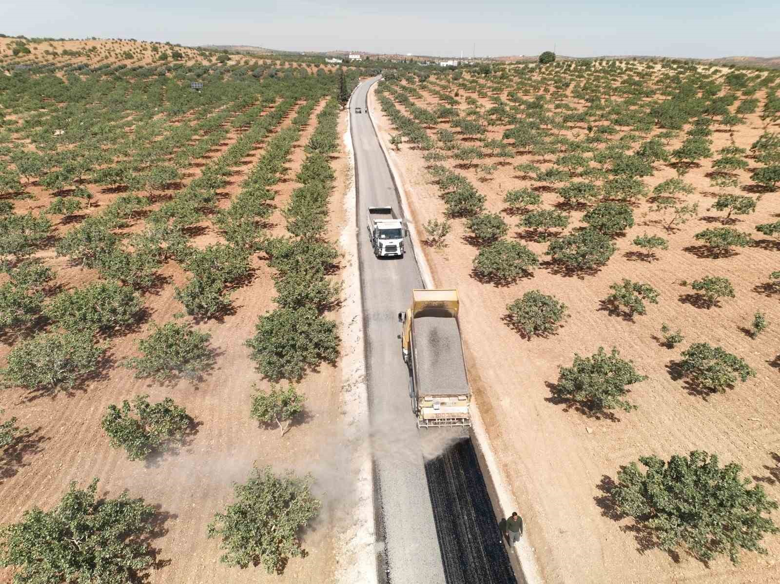 buyuksehir-den-birecik-te-40-kilometrelik-grup-yoluna-sathi-asfalt