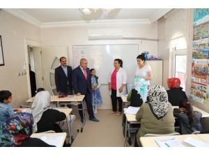 Başkan Kara "Okuma Yazma Seferberliği" Kurslarını Ziyaret Etti