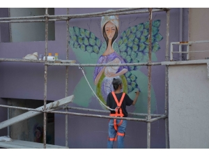 Şehrin Duvarlarına “Gadın Eli” Değdi