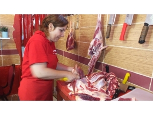 Balıkesir’de Kadın Kasap Başarısıyla Takdir Topluyor