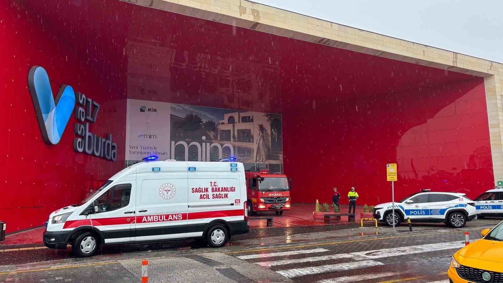 canakkale-de-17-burda-avm-deki-bir-elektronik-magazasinda-yangin-cikti