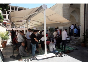 Ramazanın İlk Cuma Namazında Cemaat Camilere Sığmadı