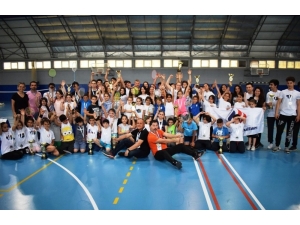 Yüzlerce Öğrencinin Badminton Heyecanı