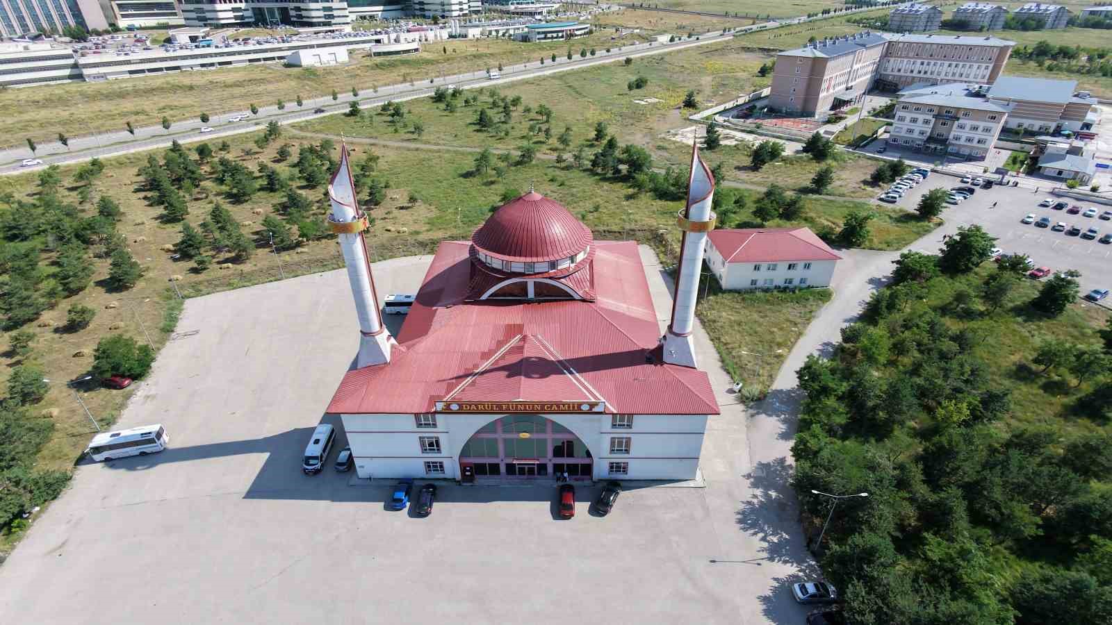 erzurum-un-divit-kalem-minareli-camisi-gorenleri-hayran-birakiyor