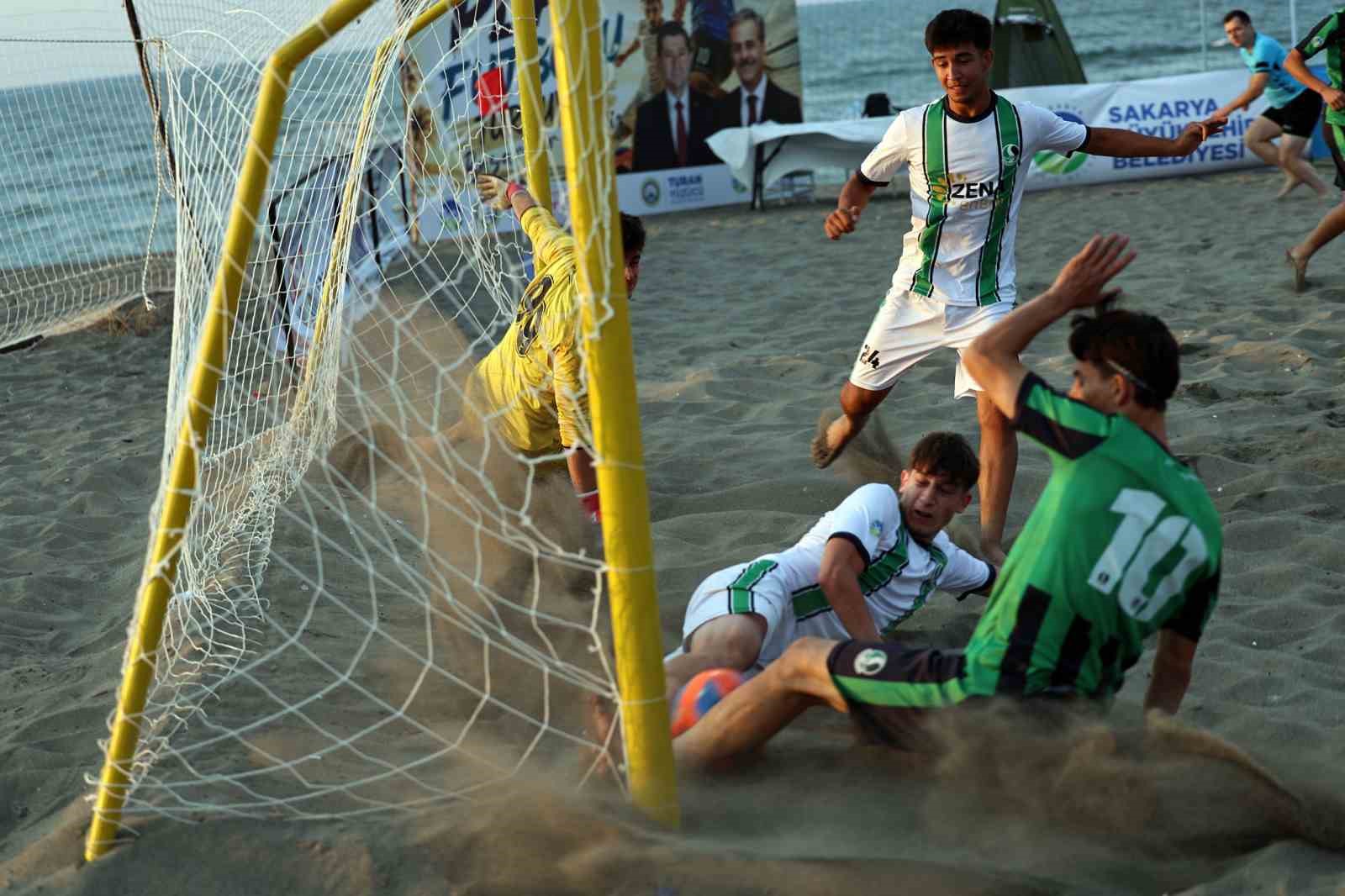 kocaali-sahilinde-plaj-futbolu-heyecani