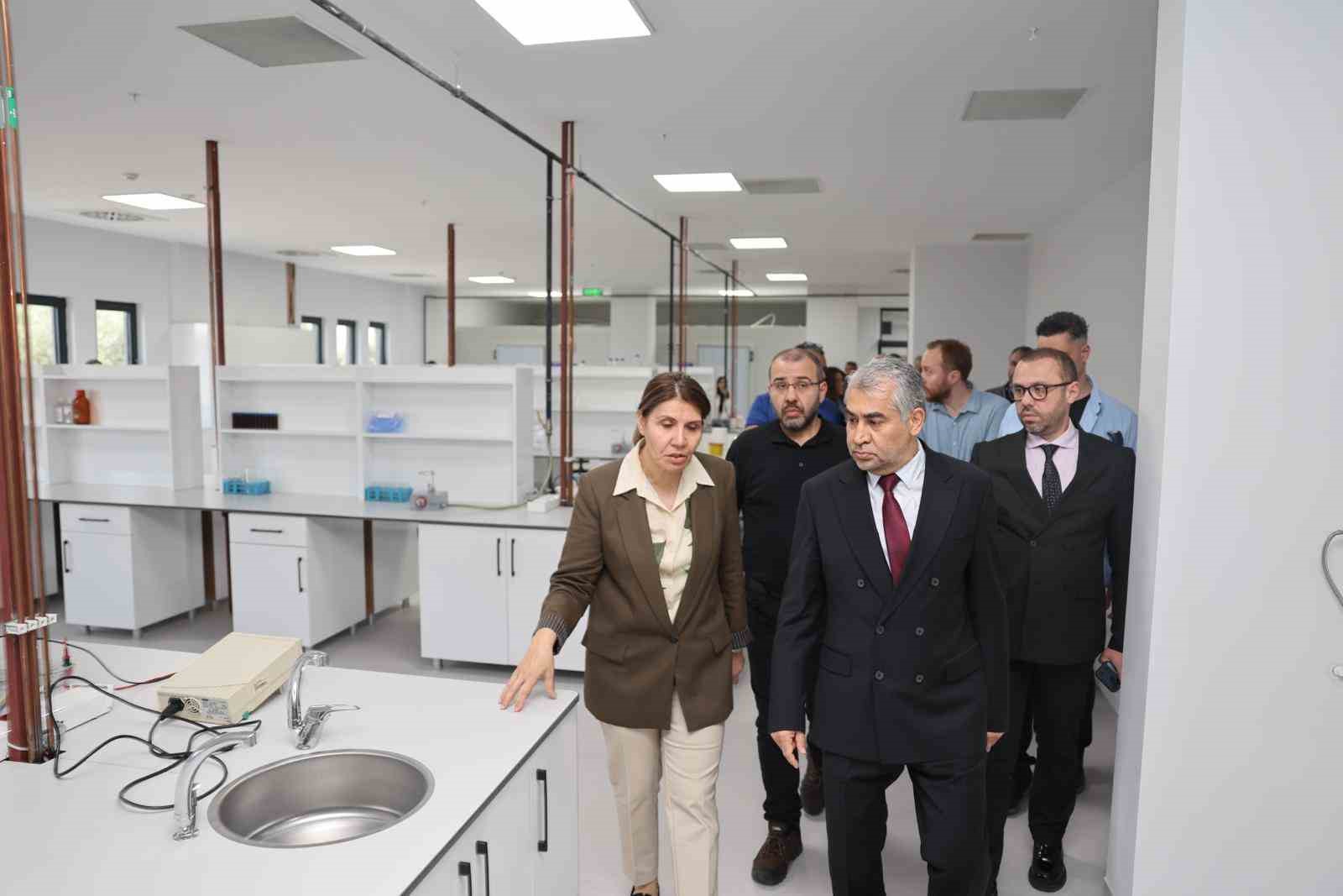 adu-rektoru-kent-arastirma-laboratuvarini-inceledi