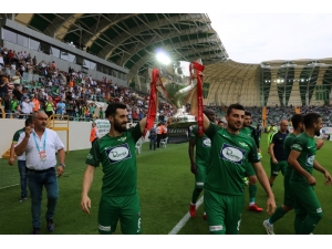 T.m. Akhisarspor’dan Taraftarının Önünde Şampiyonluk Turu