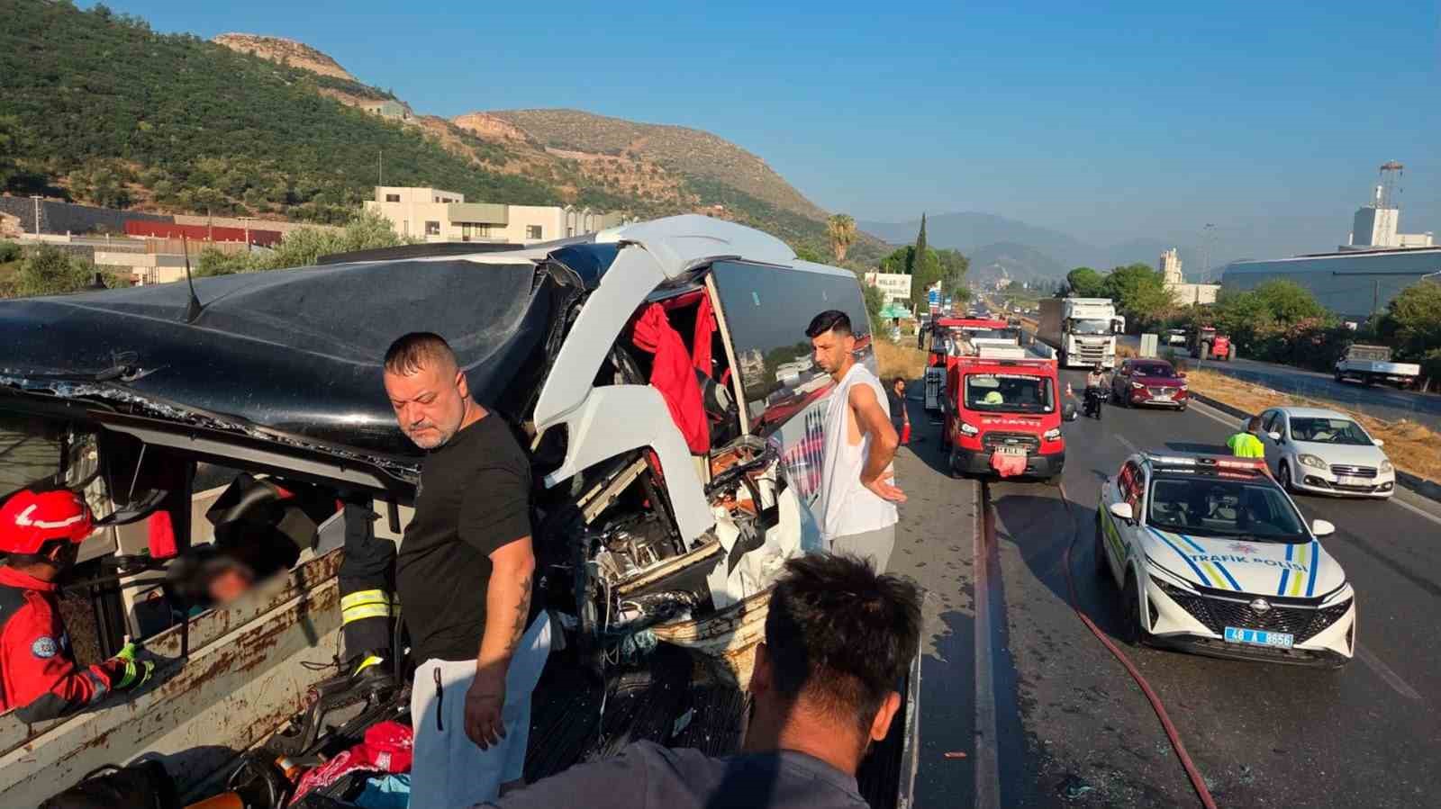 yolcu-otobusu-tira-arkadan-carpti-2-olu-3-u-agir-18-yarali