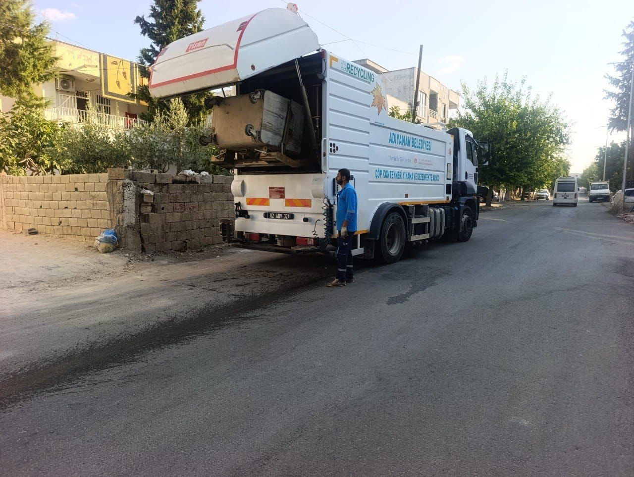 adiyaman-da-33-mahallede-konteyner-temizligi