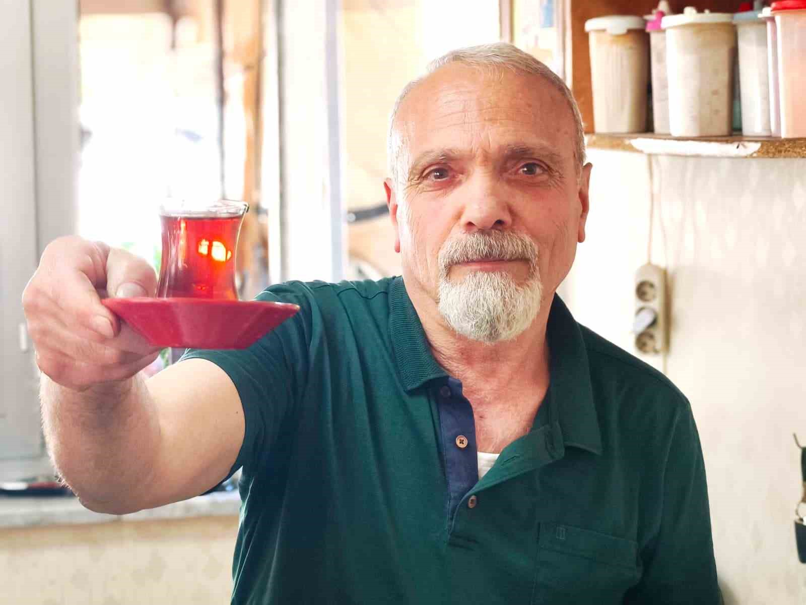cay-demlerken-siir-yaziyor-40-yillik-cayci-siirleriyle-gonul-isitiyor