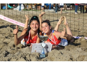 Mezitli’de Plaj Voleybolu Şampiyonları Kupalarını Aldı