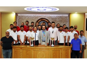 Rektör Cavit Bircan Şampiyonları Ağırladı