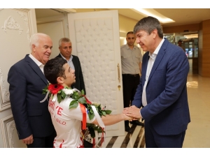 Uzun, Türel’e Dünya Şampiyonluğu Sözü Verdi