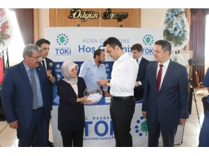 Altıntaş’ta 294 Kişi Ev Sahibi Oldu