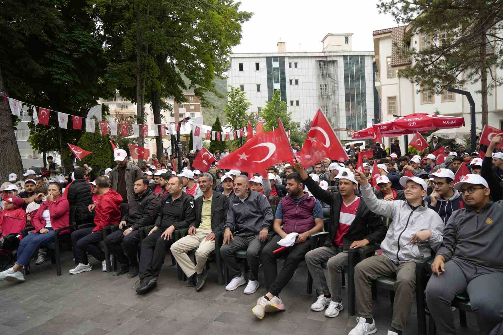 gumushane-de-milli-heyecan-sabahin-erken-saatlerinde-basladi