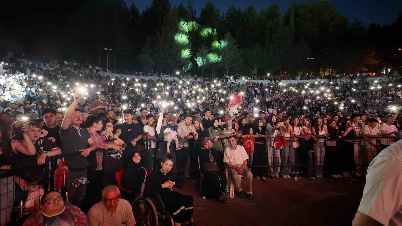 gediz-tarhana-festivalinde-cengiz-kurtoglu-coskusu