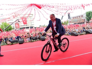 İnce’ye Samsun’da Makam Aracı Olarak ‘Bisiklet’ Hediye Edildi