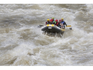 Zap Suyunda Rafting Coşkusu Başlıyor