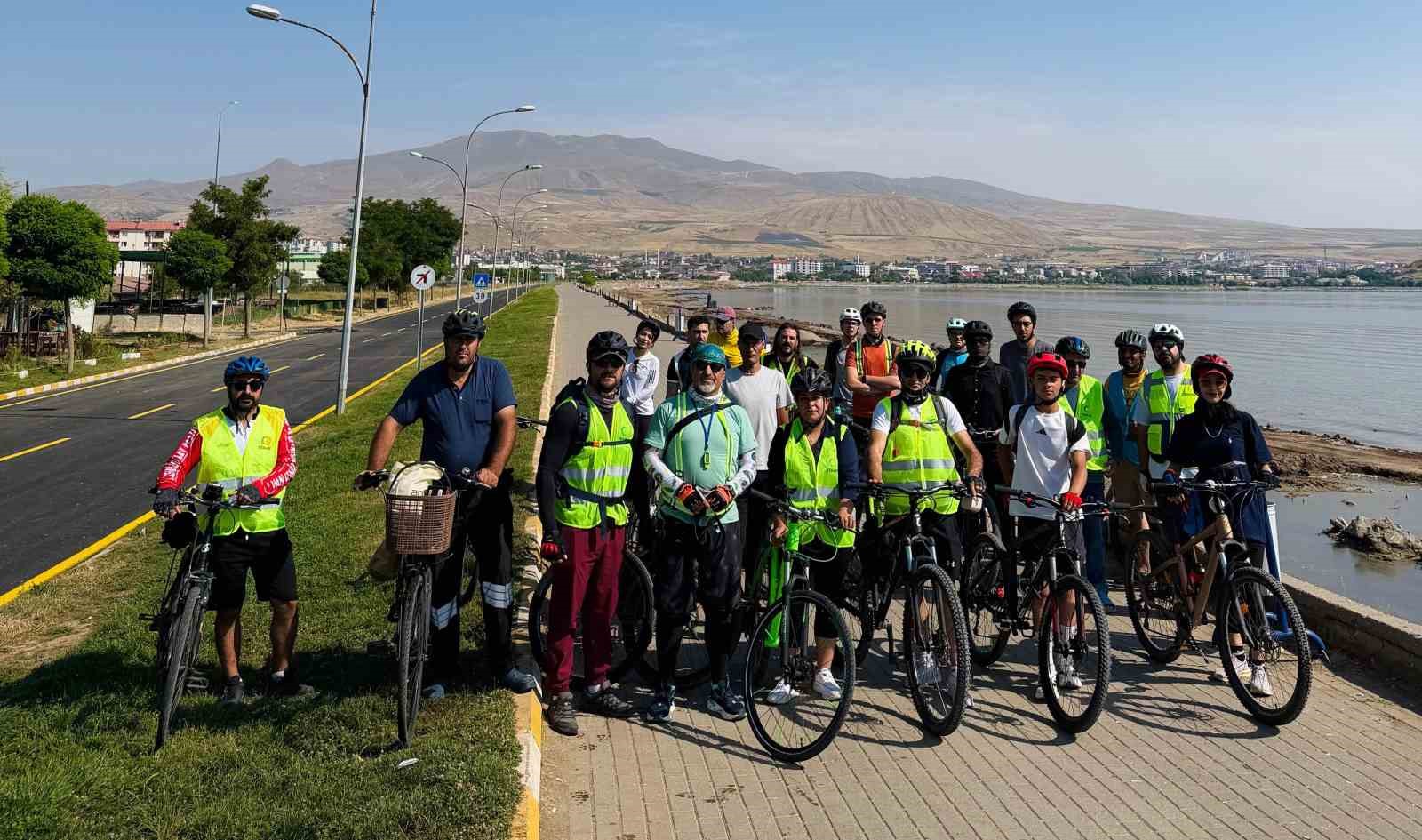 bitlis-te-30-bisikletli-90-kilometre-pedal-cevirip-ahlat-in-tarihi-mirasini-ziyaret-etti