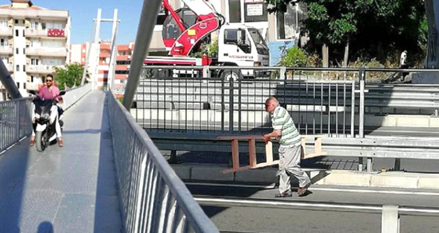 Aydın'da Motosikletli Yaya Üst Geçidinden, Yaya Yoldan Geçti, Görenler Gözlerine İnanamadı