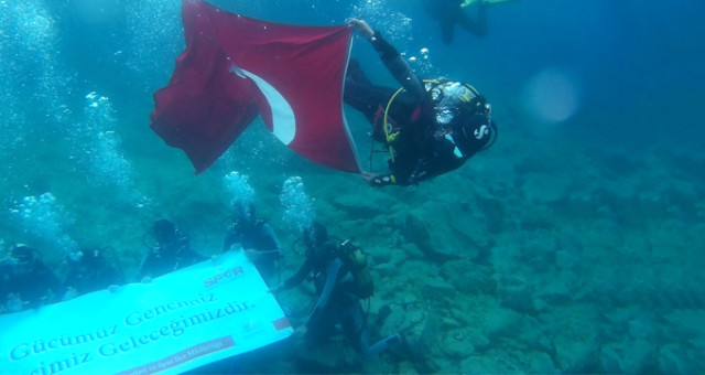 30 Genç Su Altına Atatürk İçin Daldı, Türk Bayrağı Açtı!