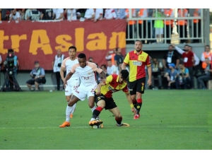 Spor Toto Süper Lig: Göztepe: 0 - Galatasaray: 0 (İlk Yarı)