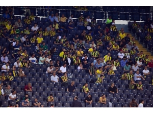 Fenerbahçeli Taraftarlardan Yönetime Tepki