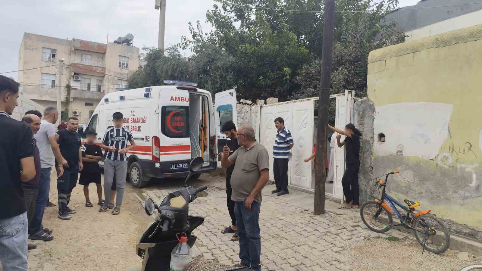 ev-sahibinin-ellerini-baglayip-altin-ve-parasini-gasp-ettiler