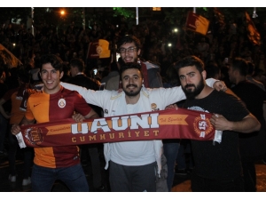 Yağmur Altında Şampiyonluk Kutlaması