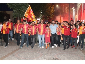 Yalova’da Yer Gök Sarı Kırmızı Oldu