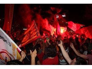 Galatasaray Taraftarı Adana Caddelerine Sığmadı