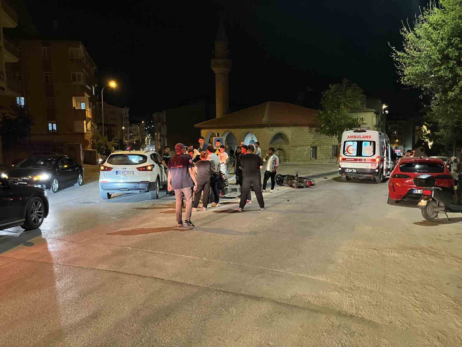 nigde-de-motosiklet-ile-otomobil-carpisti-1-yarali
