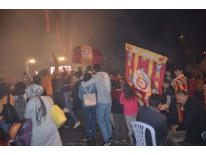 Ünye Meşalelerle Şampiyonluğu Kutladı