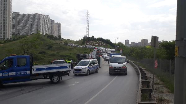 Hafriyat Kamyonu Devrildi; İstanbul Trafiği Felç Oldu