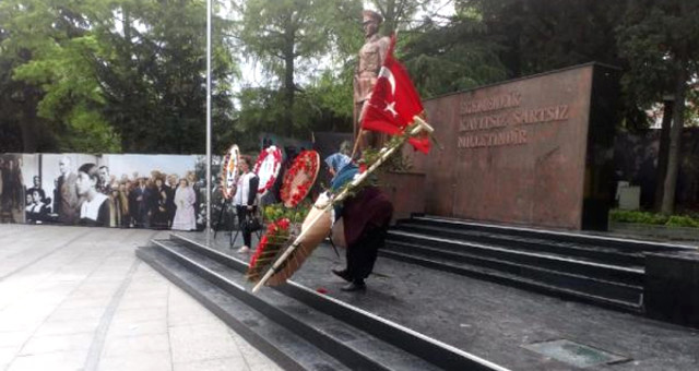 Atatürk Anıtındaki Hdp Çelengini Parçaladı, Chp Çelengini Devirdi