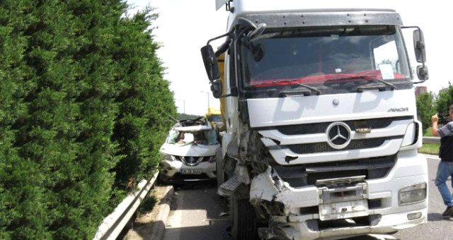 Hafriyat Kamyonu, Otomobili Bariyerlere Sıkıştırdı: 1'i Ağır 2 Yaralı