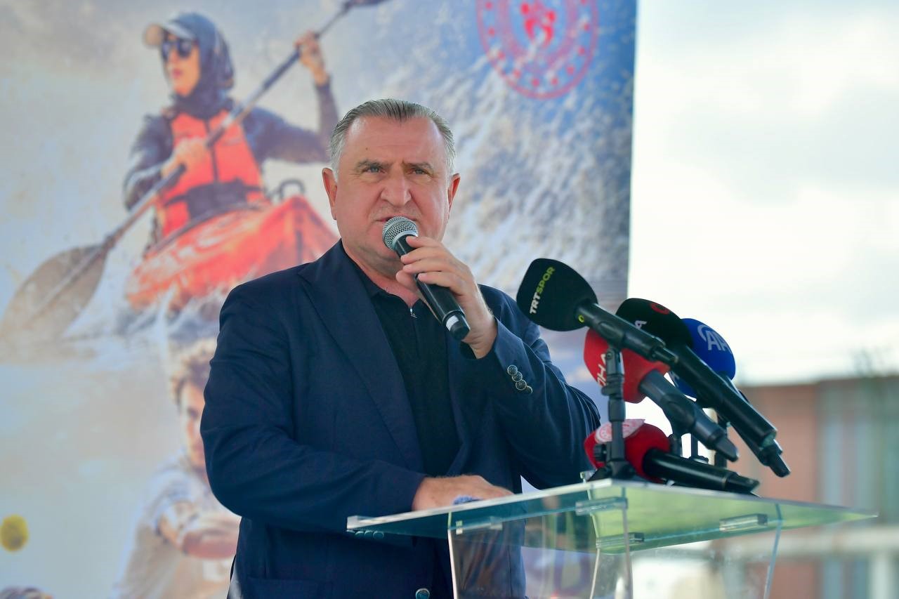 genclik-ve-spor-bakani-bak-12-milyon-gencimize-yuzme-ogrettik