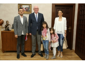 Satranç Şampiyonu Ecrin Öncel Kazım Kurt’u Ziyaret Etti