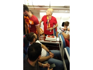 Uçakta Şampiyonluk Pastası Kesildi