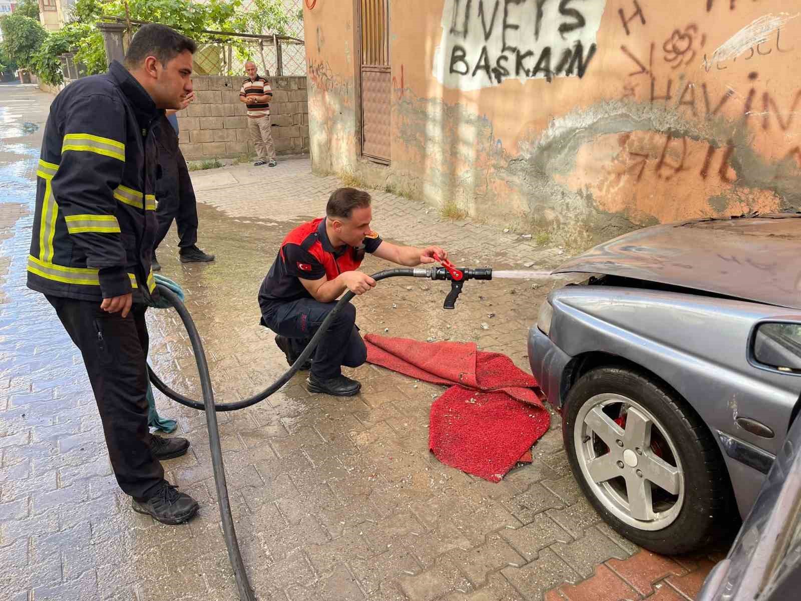 siirt-te-park-halindeki-otomobil-alev-aldi