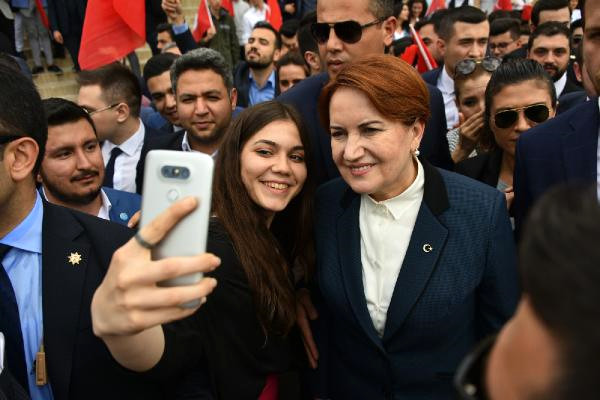 Meral Akşener, 19 Mayıs'ta Gençlerle Anıtkabir'e Gitti