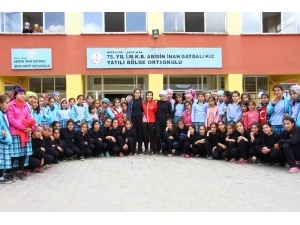 Yatılı Bölge Okulu Öğrencileri Yeni Eşofmanlarına Kavuştu